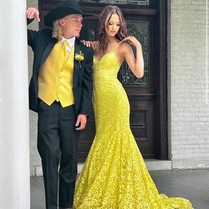 Size 00 prom dress. Beautiful dress!! Paid $550 asking $400. Worn 3 hours